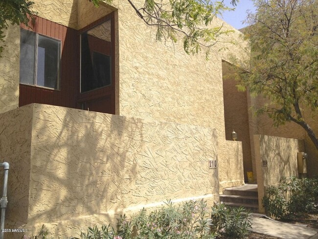 Building Photo - Charming 2 bedroom 1.5 bath townhome with ...