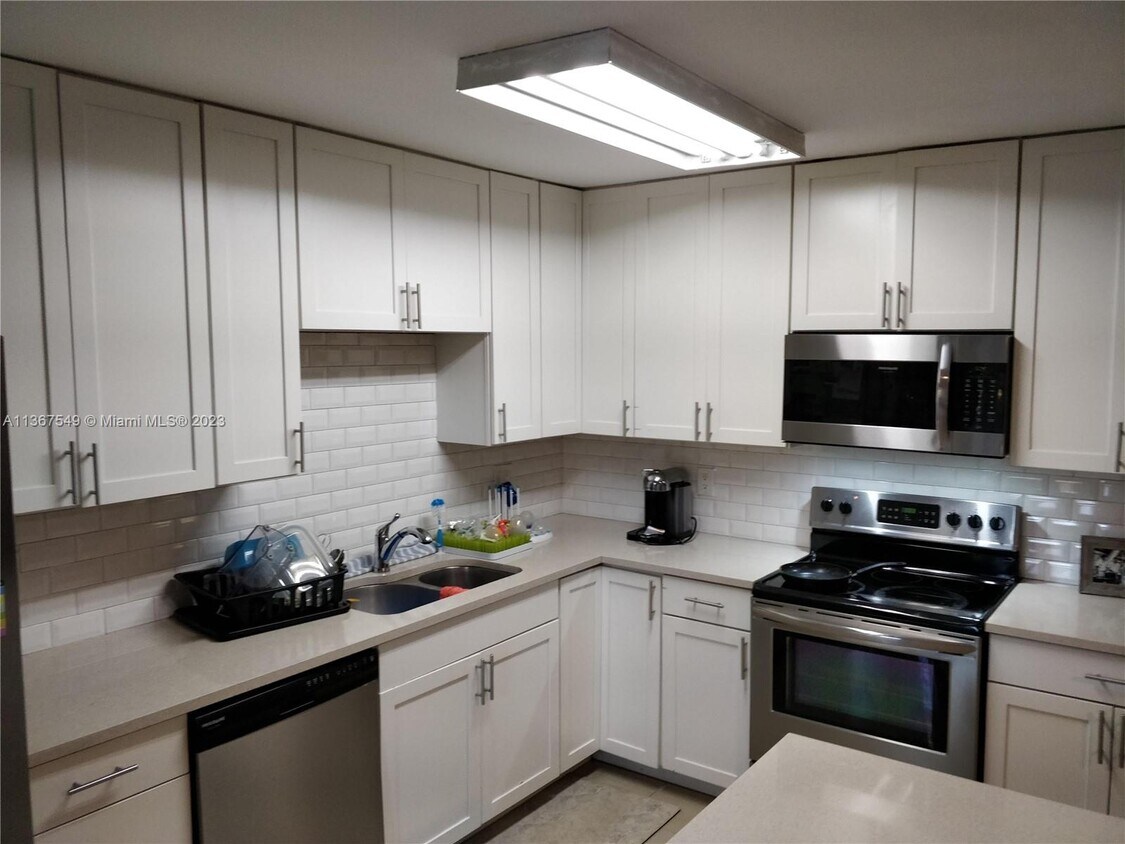 9062 Vineyard Lake Dr Unit 9062, Plantation, FL 33324 Room for Rent