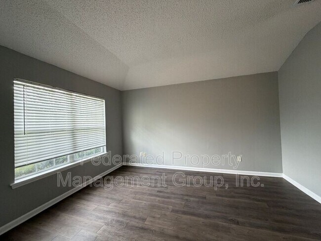 Building Photo - 3041 Southhall Ct