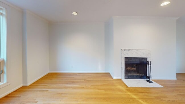 Building Photo - Top Floor Logan Circle 1,200 Sq Foot DUPLEX W/Garage Parking Included, Private Balcony, & Pets We...