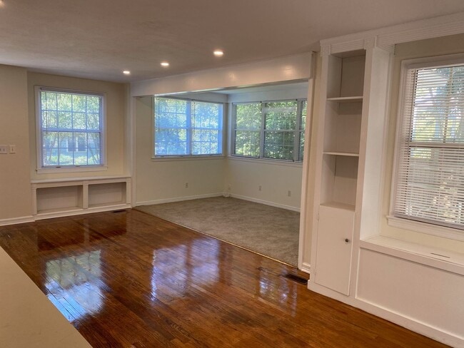 Building Photo - MIDTOWN LOCATION - 2bd/1ba with large yard and washer/dryer