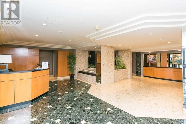 Photo du bâtiment - 6 Humberline Dr