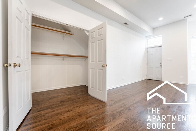 Foto del edificio - Spacious 4BR/2BA in Logan Square — Steps f...