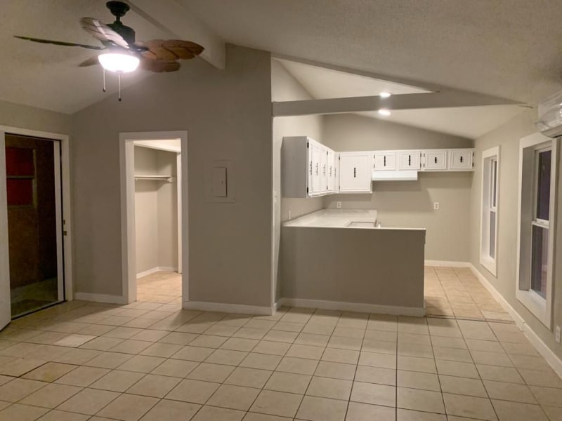 Primary Photo - 109 E Venus Ln
