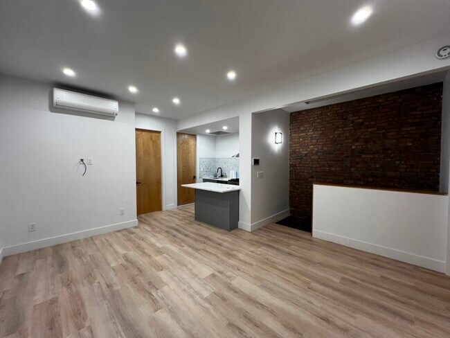 Foto del edificio - 1662 Cornelia St