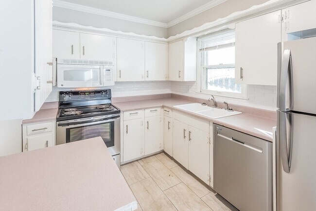Building Photo - Three Bedroom, Two Bath Ranch in KC, MO!