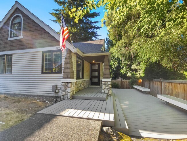 Building Photo - Stunning 4-Bedroom Home with Luxurious Mas...