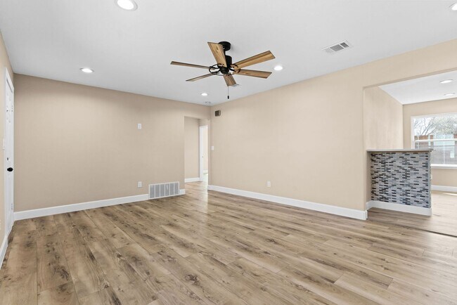Building Photo - 209 W Victory Ave