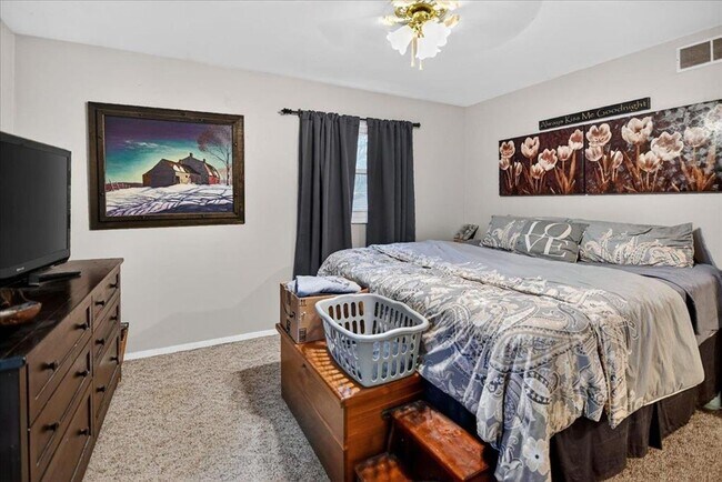 Foto del edificio - 5216-5218 Shorecrest Dr