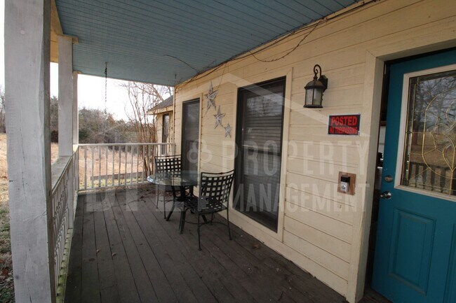 Foto del edificio - 4-bedroom, 3.5-bath home in Kirbyville, MO.
