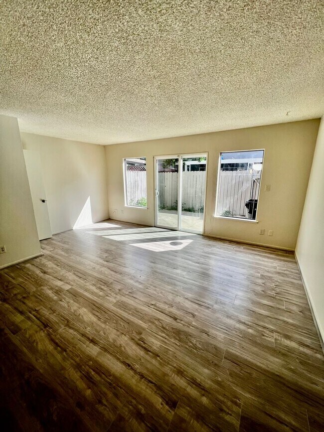 Building Photo - 2 bed/1 bath townhome! Right of the 80.