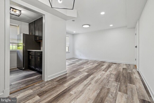 Building Photo - 4420 1st Pl NE