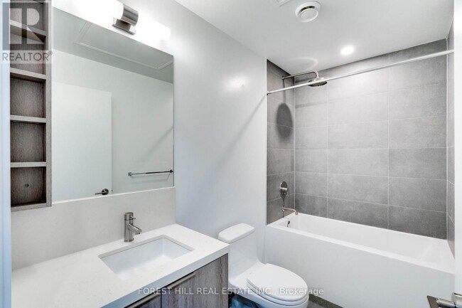 Photo du bâtiment - 2020 Bathurst St