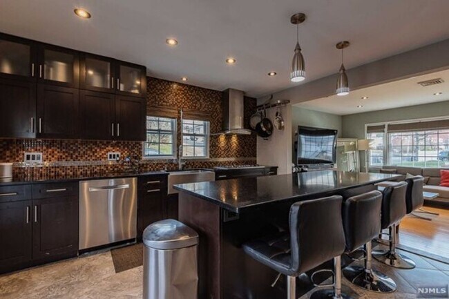 Foto del edificio - 106 Cedarhurst Ave