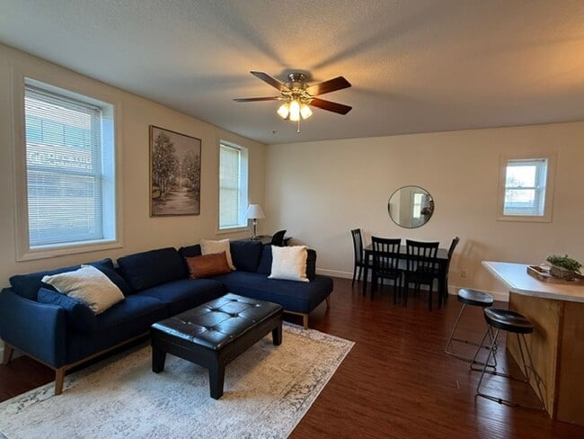 Building Photo - 135 E Prairie Ave