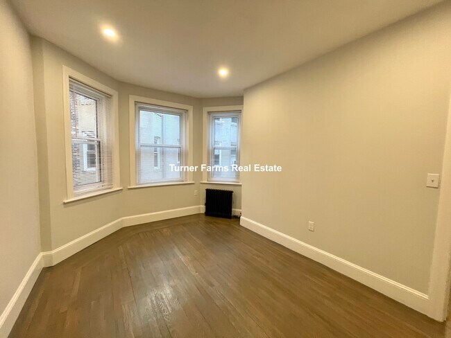 Foto del edificio - 63 Upland Rd