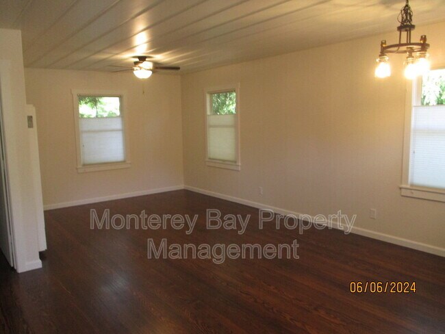 Foto del edificio - 547 B Asilomar Ave