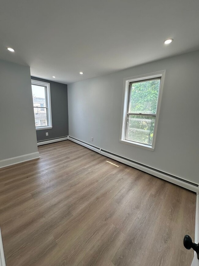 Building Photo - Renovated 3 Bed, 1 Bath Townhome