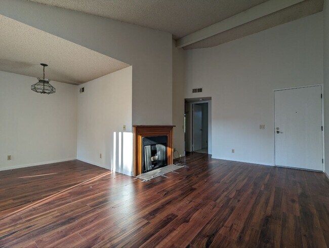 Building Photo - 36996 Meadowbrook Common