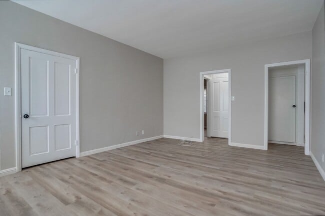 Building Photo - Beautifully Updated and Spacious 1B/1B in Belmont Shore!