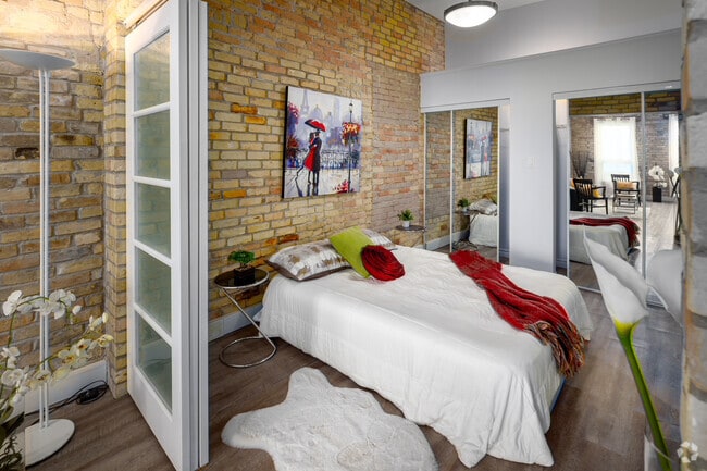 1 BR, 1 BA - 700 SF - 123 King St