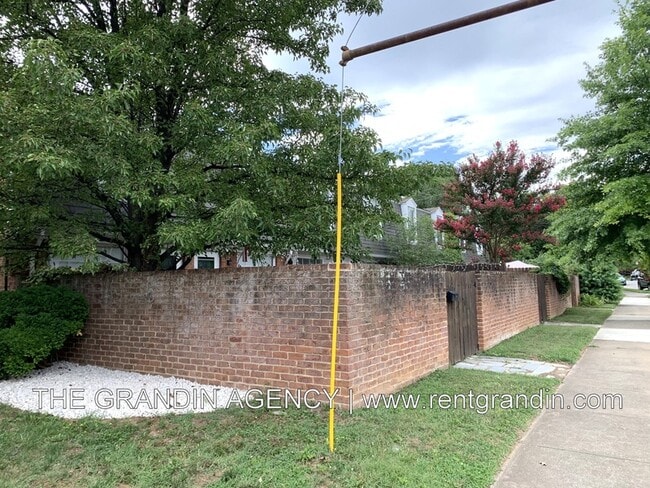 Photo - 2008 Sherwood Ave SW House