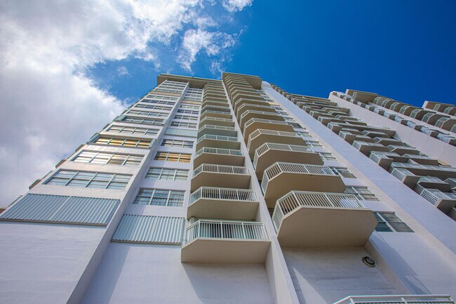 Building Photo - 18021 Biscayne Blvd