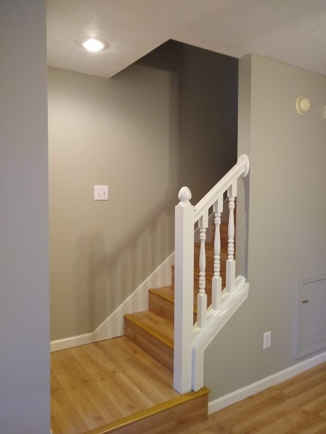 Building Photo - 2 bedroom Townhome: Oaklawn Park!