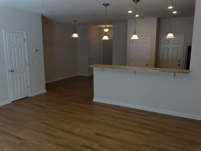 Building Photo - Townhome available on February 7th