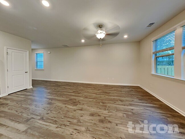Building Photo - 305 Knowles Pl