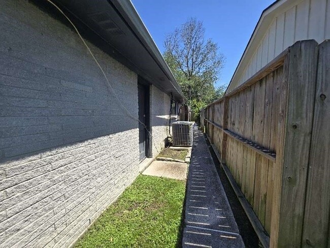 Building Photo - 1307 Cactus St