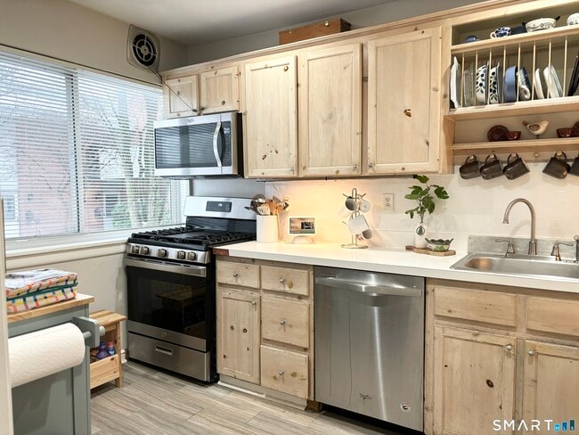 Foto del edificio - 208 Flax Hill Rd