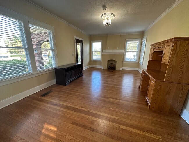 Building Photo - Newly Remodeled 4 Bedroom Home