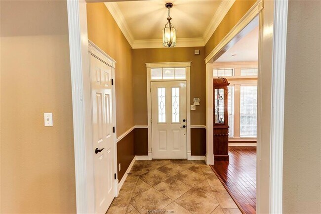 Building Photo - 9000 Timber Knoll Dr