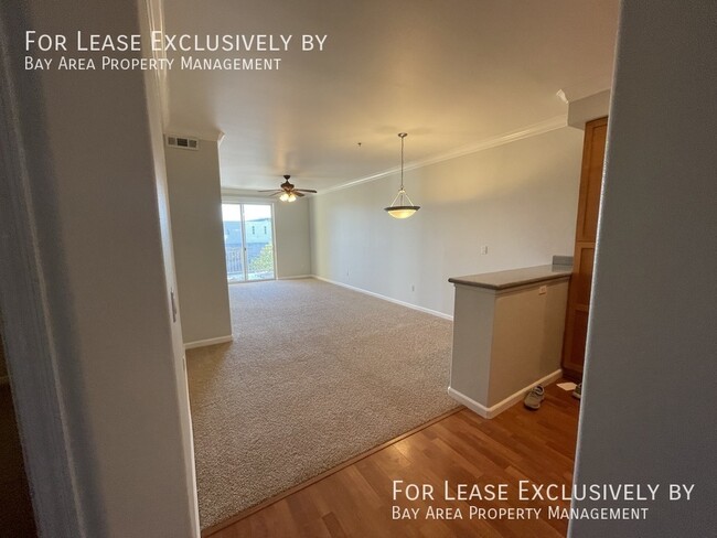 Building Photo - 2BD/2BH with parking & washer/dryer in uni...
