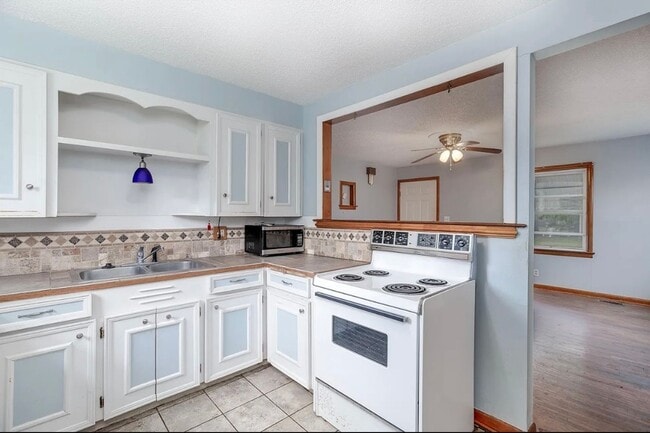 Building Photo - $895 - 2 bed 1 bath - Single Family Home