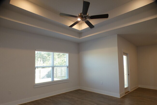 Foto del edificio - 4-Bedroom Home - Community Pool