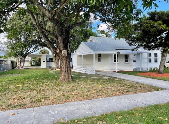 Photo - 635 37th St House