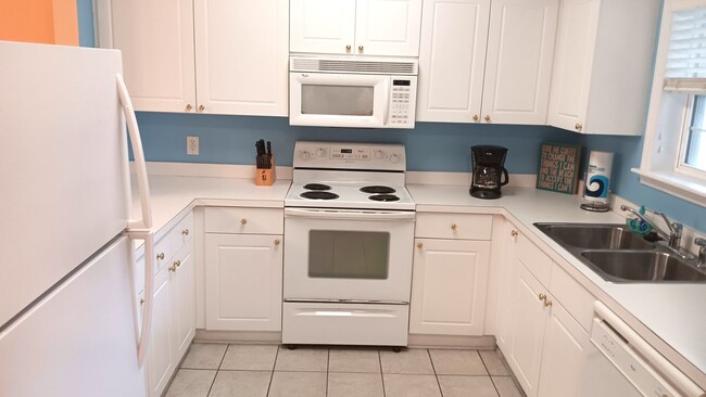 Building Photo - Furnished 2 Bedroom, 2 Bath Condo in North...