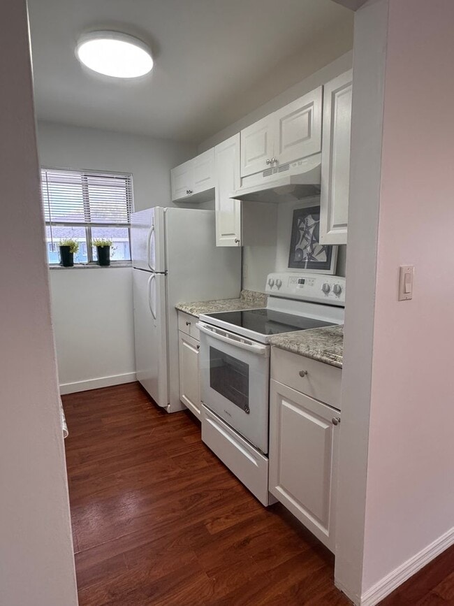 Foto del edificio - 2 Bed 1 Bath - Spacious w/ Great Natural L...