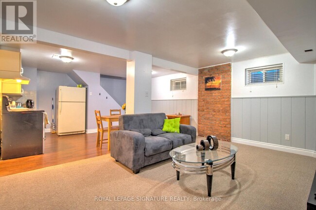 Building Photo - 2015 Fontwell Crescent