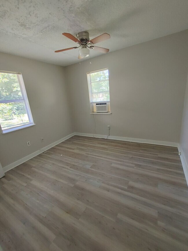 Building Photo - Cozy 2/1 Must See!!