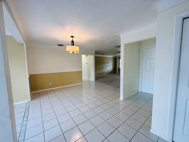 Foto del edificio - Spacious 2 Bedroom 2 Bathroom Seminole Hom...