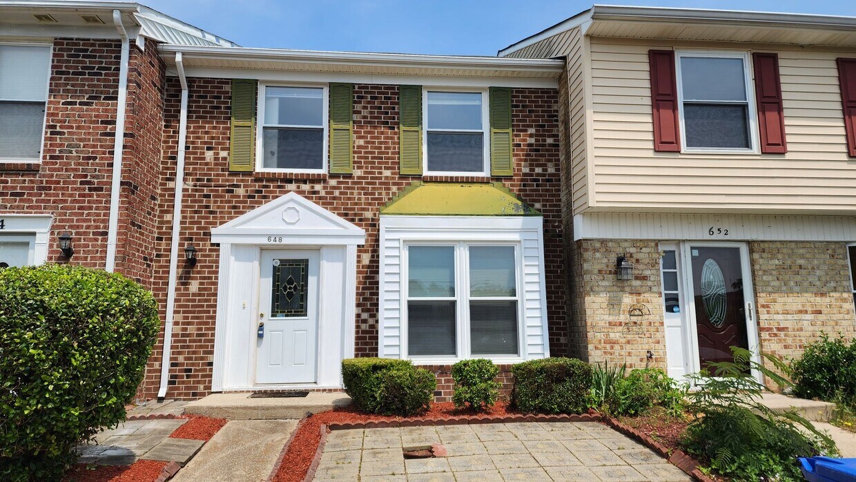Foto principal - Nice 2-Story Townhome, Centrally located i...