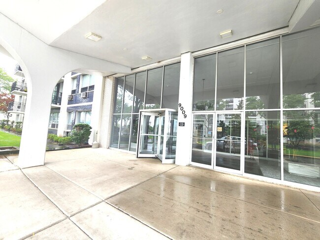 Building Photo - 9009 Golf Rd
