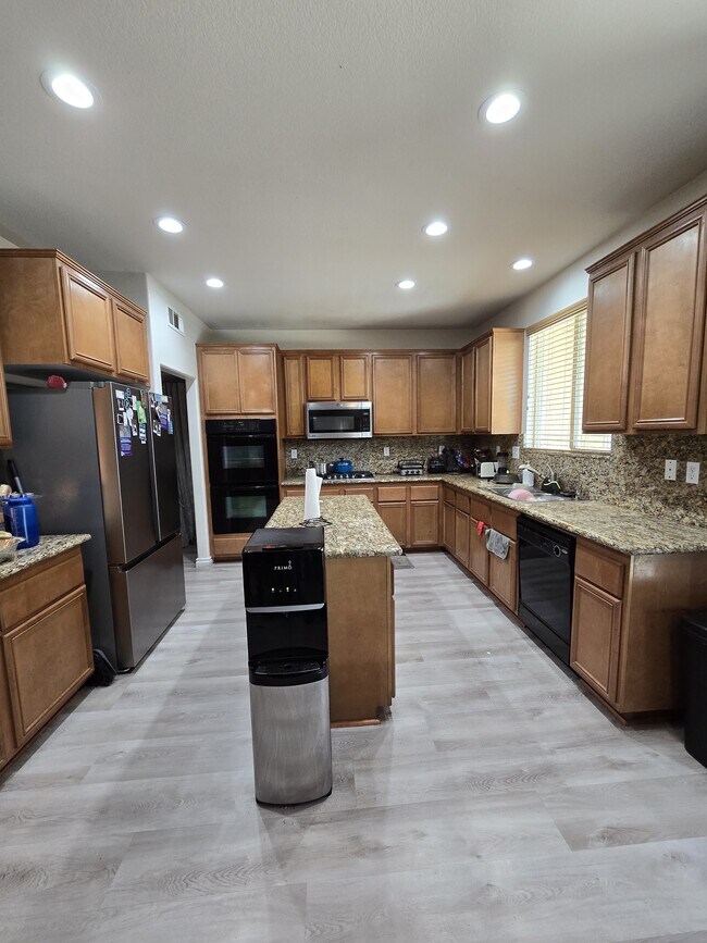 Spacious kitchen - 43660 59th St W