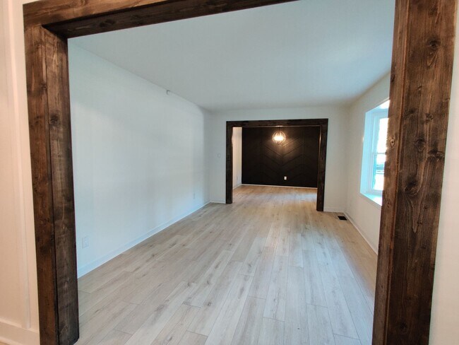 Building Photo - Renovated 3 Bedroom Home in Oakdale
