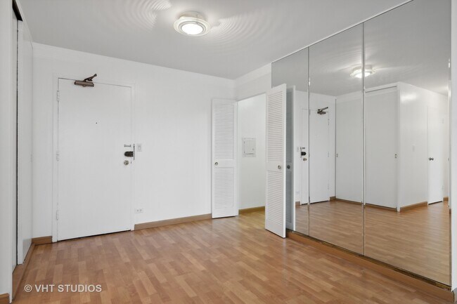 Building Photo - 850 N Dewitt Pl