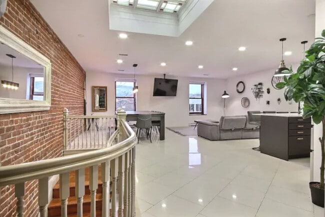 Building Photo - 4107 A Rue Saint-Denis-SI ID1061563P