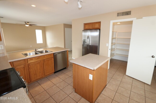 Building Photo - 4821 W Valencia Dr